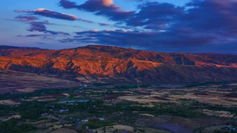 hermosa vista aérea de la montaña rocosa al atardecer