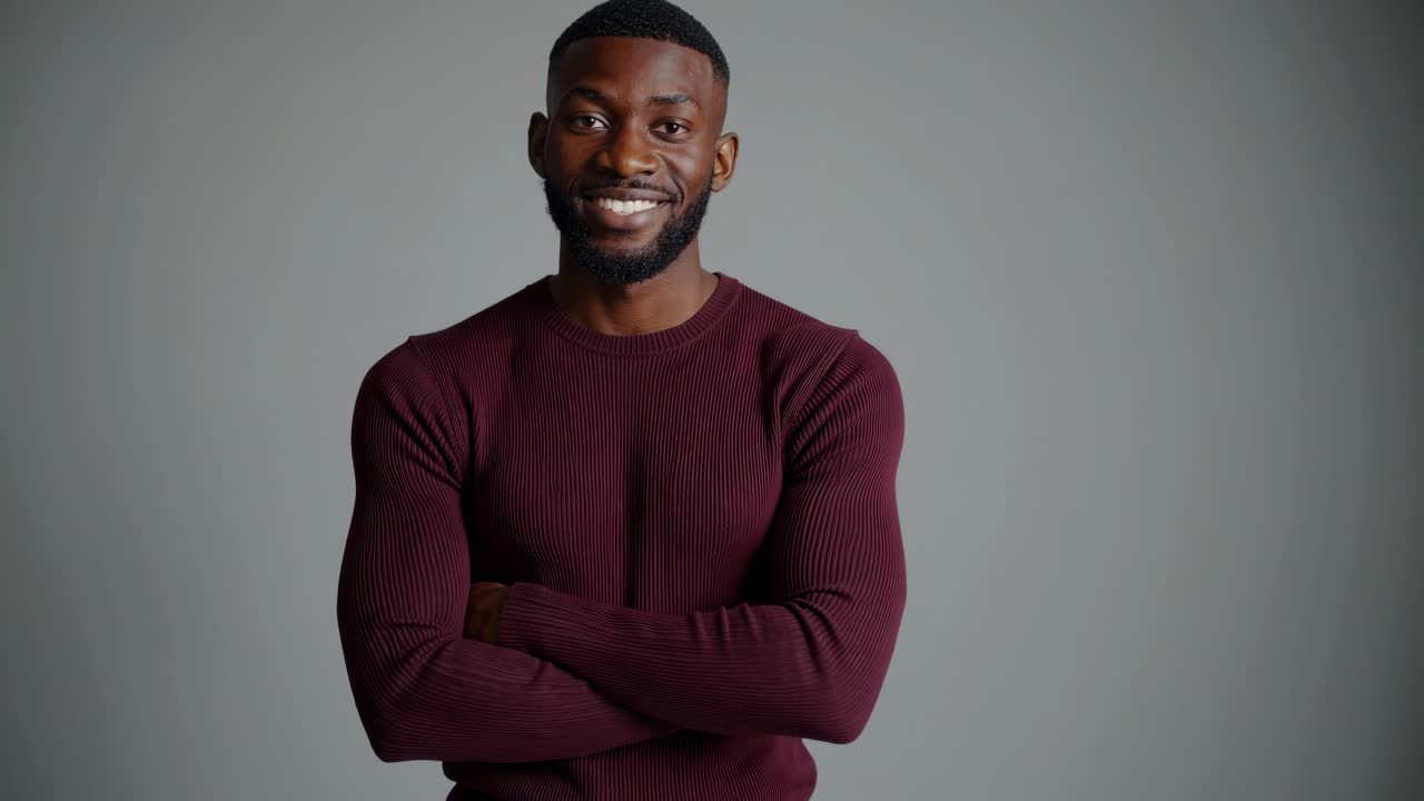 Uomo sorridente in maglione bordeaux