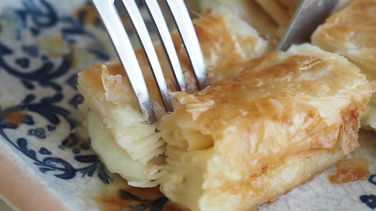 un primer plano de una deliciosa pastelería de queso
