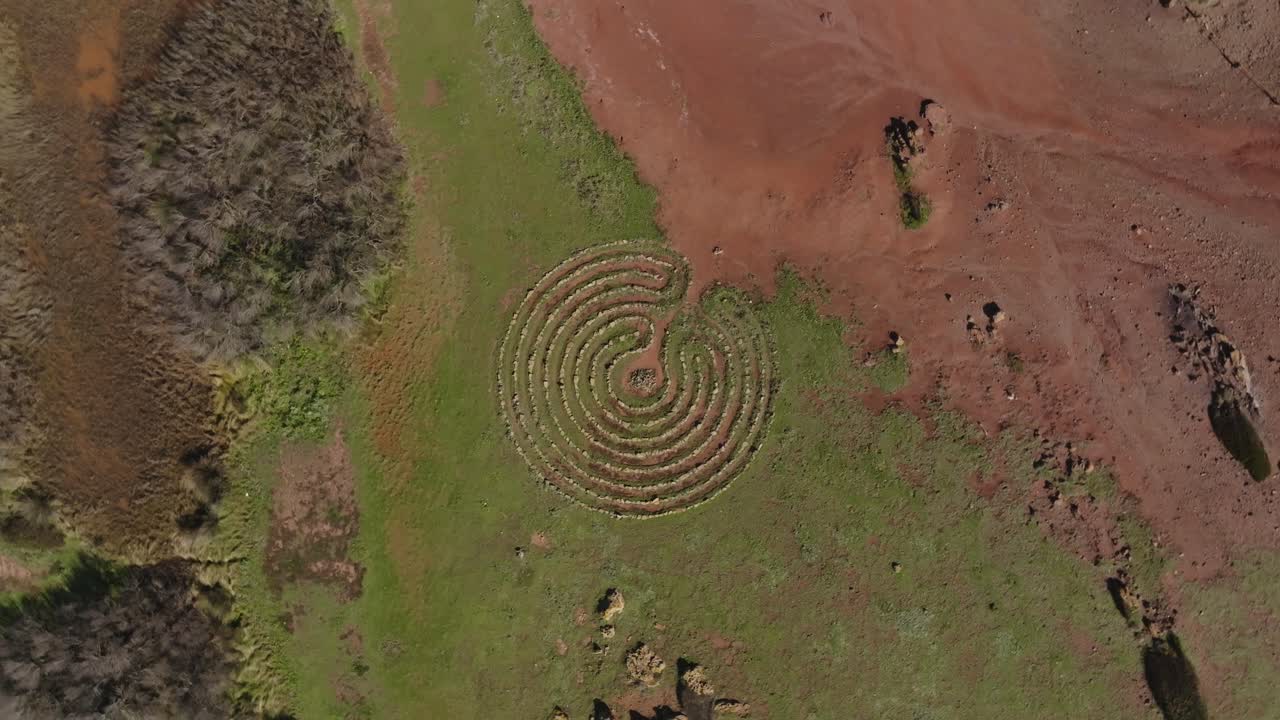 patrón de roca terapéutica girando a través de binimel-la playa menorca españa, aumento del giro del avión no tripulado