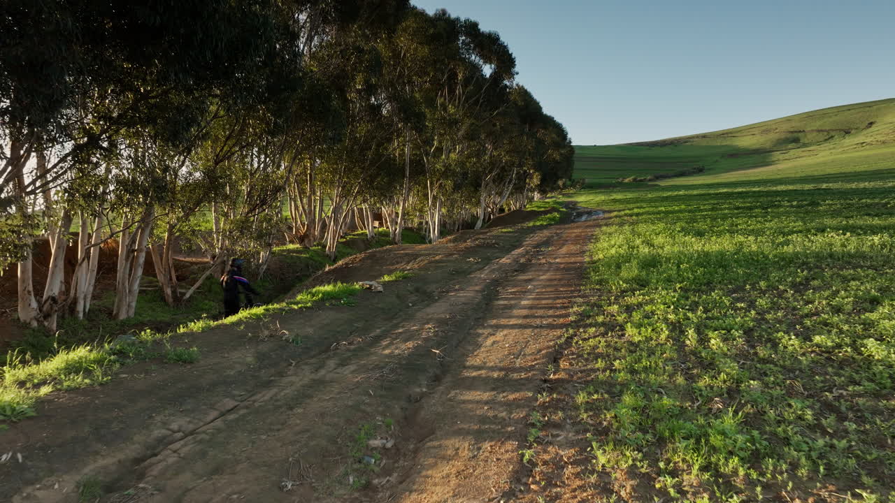 motociclista de montaña en un camino de tierra