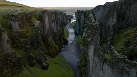 el pintoresco cañón de fjadrargljufur y el río fjadra al anochecer en el sur de islandia