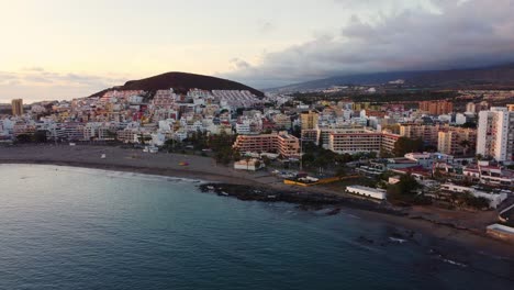 Escénica-Aérea-Fundadora-De-La-Ciudad-De-Los-Cristianos-En-Canarias,-Día