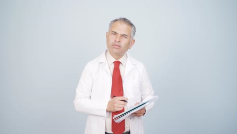 el médico psiquiatra tomando notas.