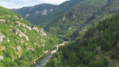 Castelbouc,-überragt-Von-Seiner-Burgruine,-Luftaufnahme-Der-Schluchten-Des-Tarn,-Frankreich