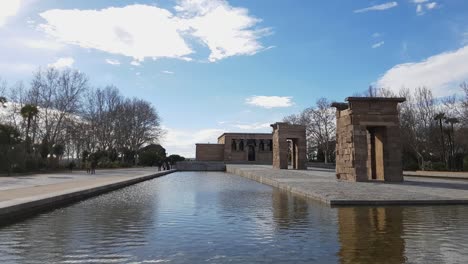 hermoso templo de debod - un lugar famoso en madrid