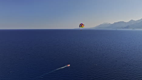 Antalya-Türkei-Antenne-V10-Drohne-überführung,-Die-Parasail-Einfängt,-Der-Hoch-Am-Himmel-über-Dem-Tiefblauen-See-Fliegt,-Mit-Blick-Auf-Das-Küstenstadtbild-Und-Die-Berglandschaft-Von-Muratpaşa---Aufgenommen-Mit-Mavic-3-Cine---Juli-2022