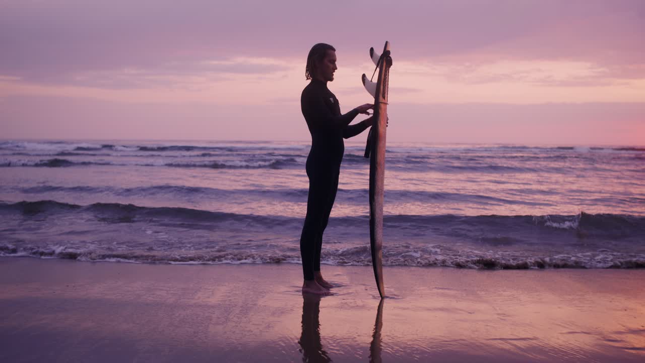 surfista en la playa del atardecer