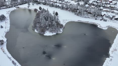 vista aérea de una fuente de agua en un campo de golf cubierto de nieve