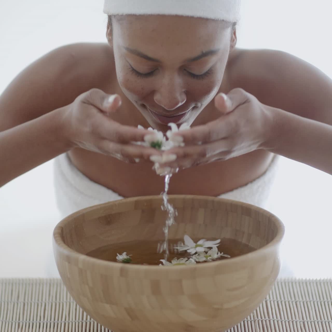 Spa Bakımı Alan Genç Kadın