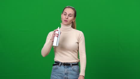 mujer deprimida frustrada vertiendo crema batida en la boca y mirando a la cámara en la pantalla verde. retrato de joven hermosa mujer caucásica desesperada posando en el fondo de chromakey. concepto de ruptura