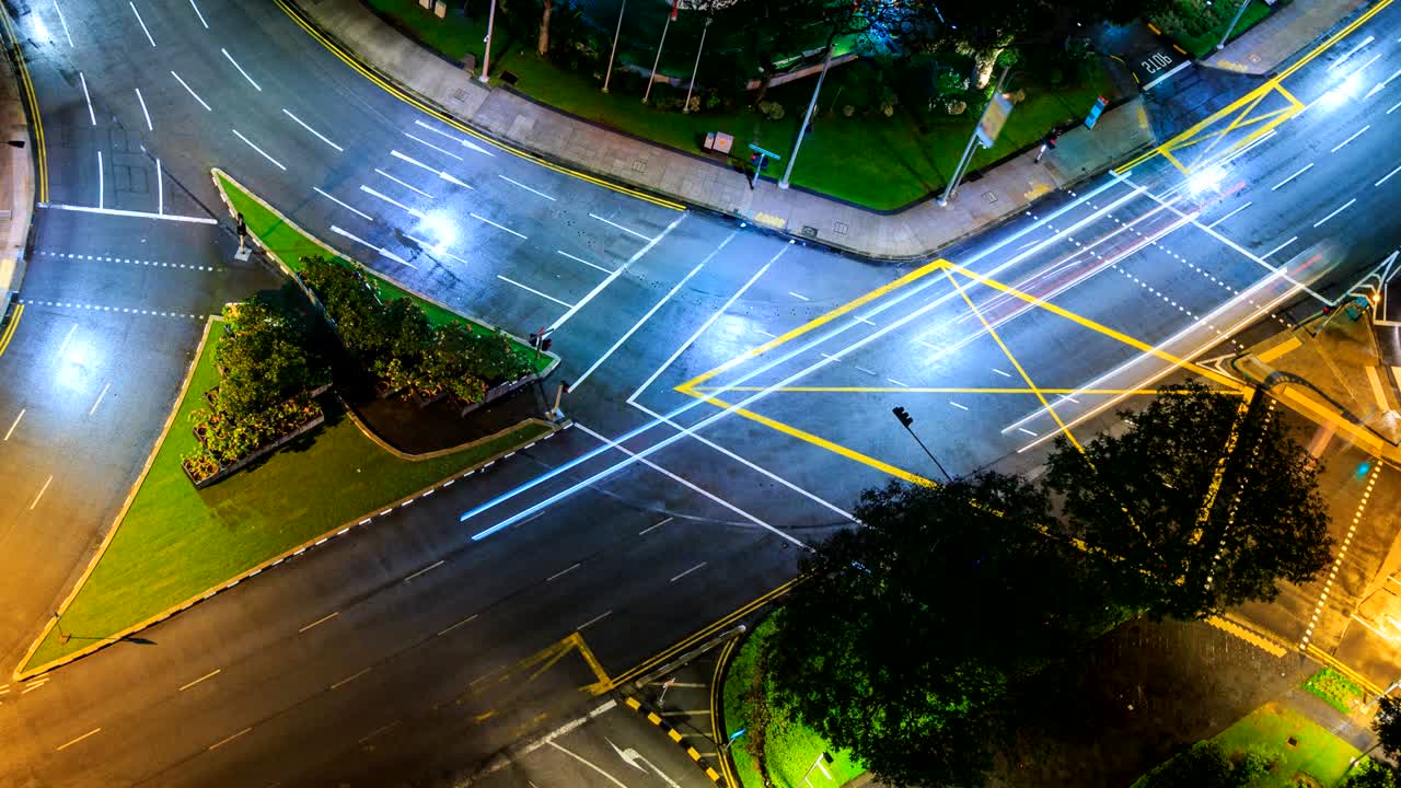 vista aérea tráfico de cruce de carreteras de alta velocidad por la noche 4k lapso de tiempo (en bucle)
