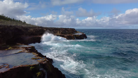 Antenne:-Mächtige-Wellen,-Die-Gegen-Klippen-Schlagen,-Insel-Lifou,-Neukaledonien