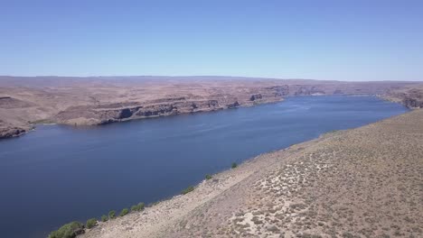 Der-Columbia-River-Fließt-Durch-Sagebrush-Scablands-Im-Zentrum-Von-Washington