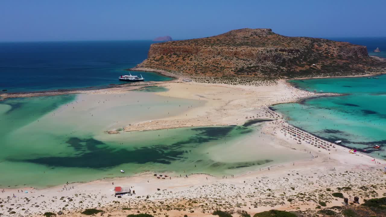 panorámica aérea a través de la playa y la laguna de balos con agua turquesa, montañas y acantilados en creta, grecia