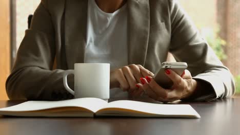 Mujer-De-Negocios-Usando-Un-Teléfono-Inteligente