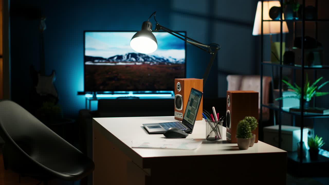 현대적인 홈 오피스 설정을 가진 아한 도시 로프트 아파트