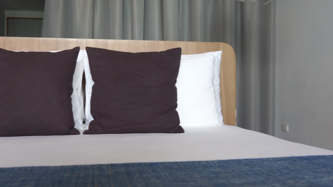 pan a través de una cama de resort