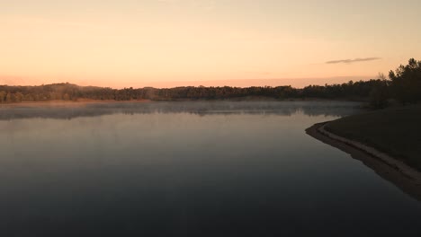 panorámica alrededor de la niebla durante el amanecer