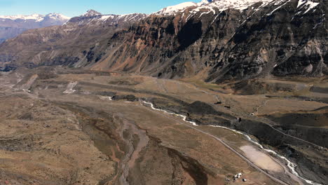 toma aérea del valle con un río junto a la cordillera en una estación árida-4k
