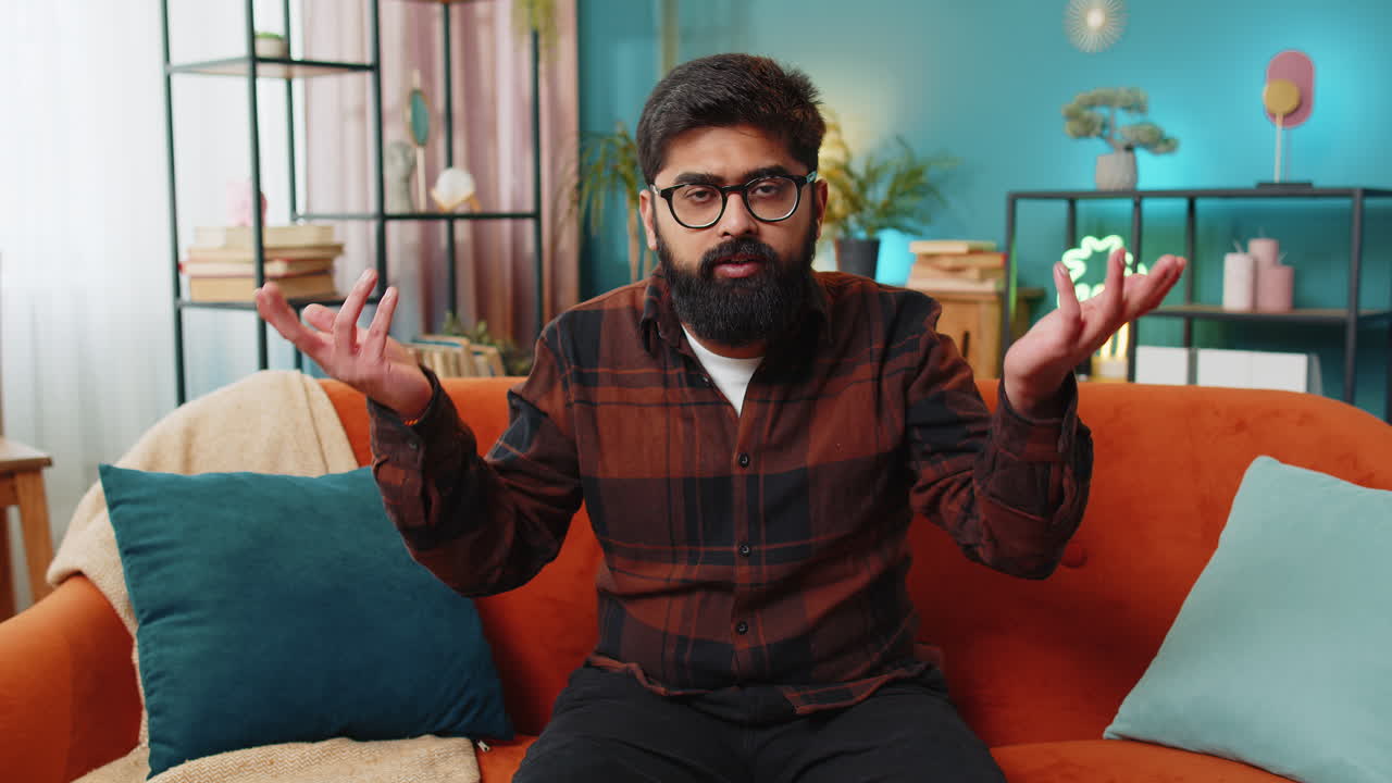 hombre confundido de oriente medio sintiéndose avergonzado por una pregunta ambigua teniendo dudas sin idea