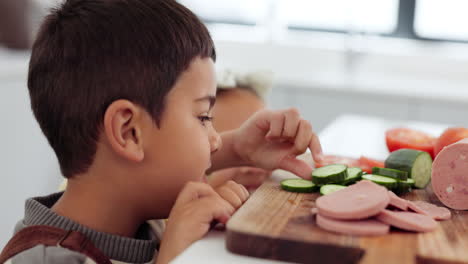 los niños están emocionados de preparar un sándwich.