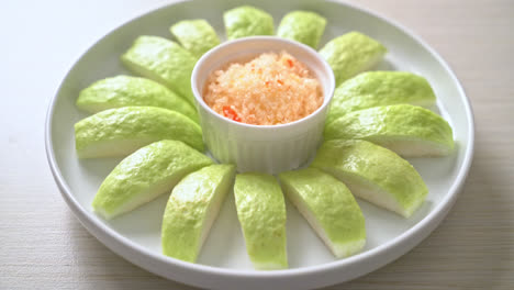 Fresh-Guava-Sliced-with-Chili-and-Salt-Dipping