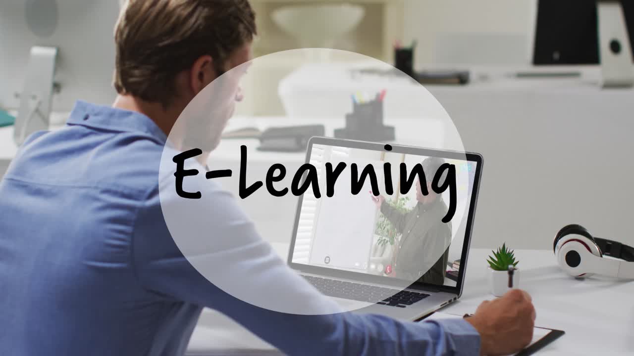 animación del texto de aprendizaje electrónico sobre un estudiante caucásico tomando notas y haciendo una videollamada con el maestro