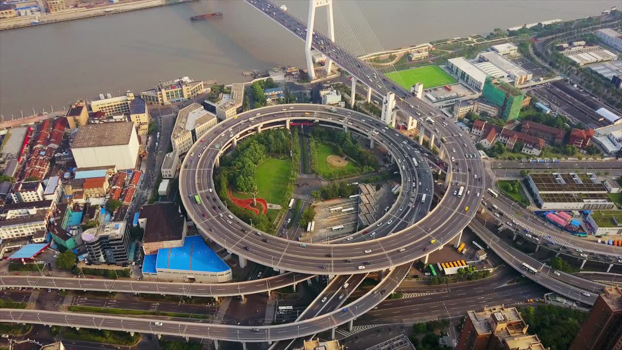 china día soleado ciudad de shanghai famoso tráfico redondo cruce de carreteras panorama aéreo 4k