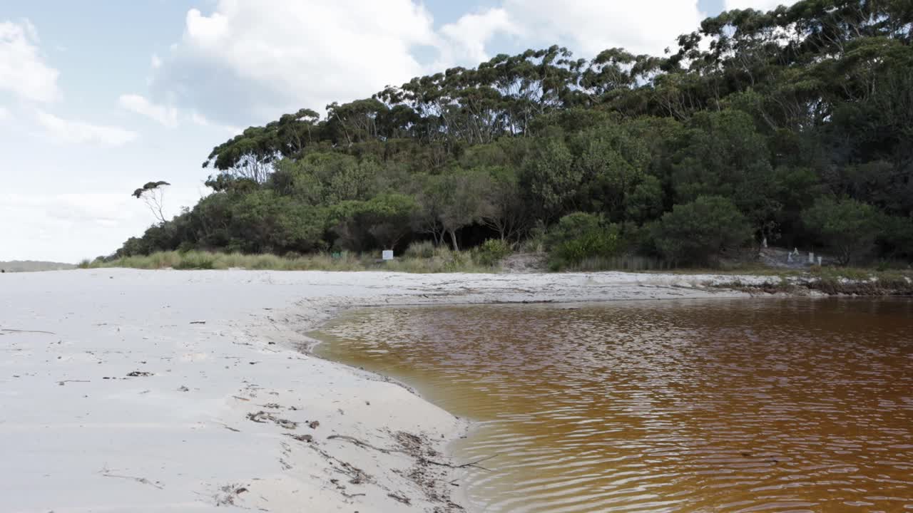 canal de agua dulce gully en hyams beach en jervis bay australia con entrada de camino, tiro ancho bloqueado