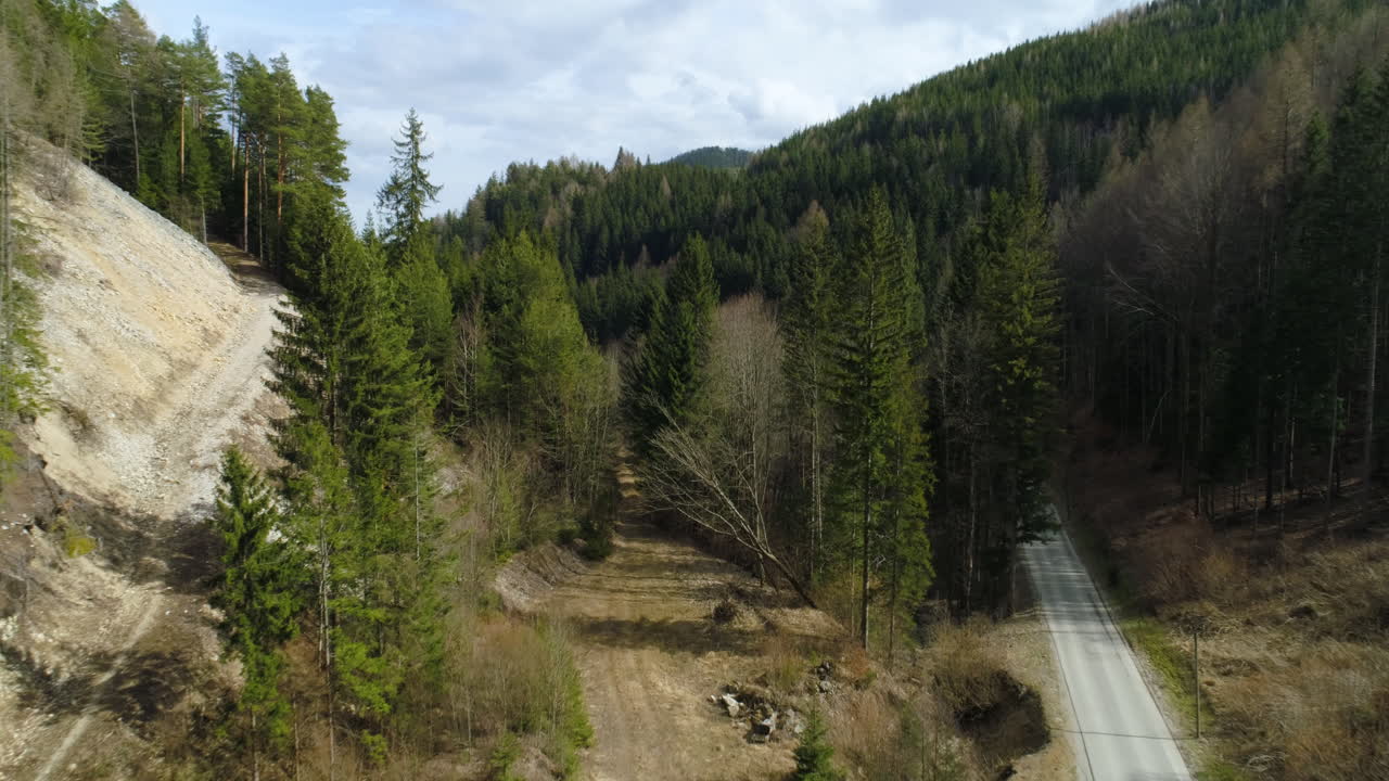 Flyvende gennem buen på den berømte Kalte Rinne Viadukt på den historiske Semmering bjergbane, Niederösterreich