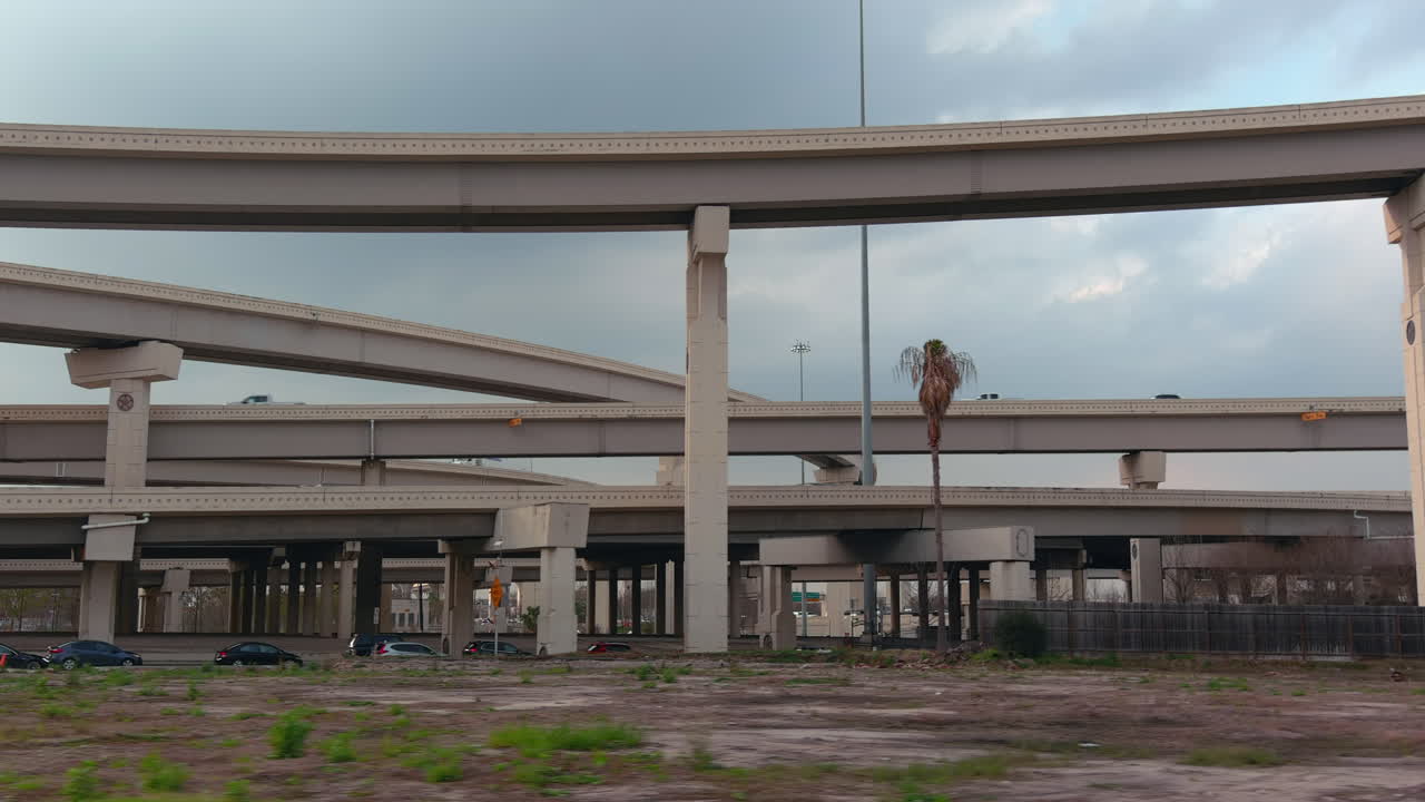 toma panorámica de automóviles en la autopista i-10 oeste en houston