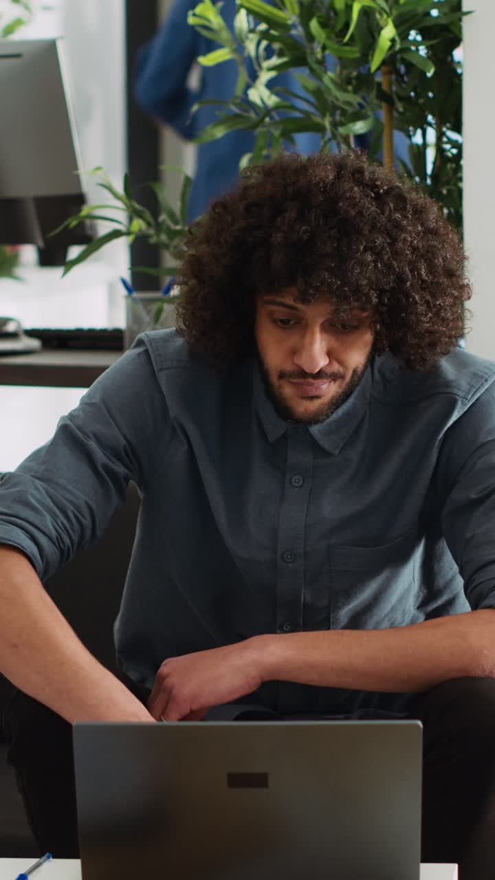 Vertical Video Startup manager making presentation