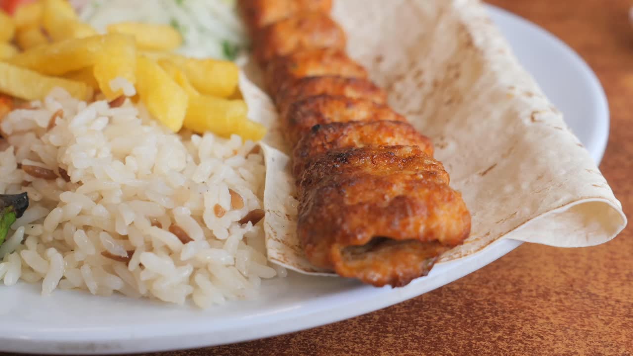 Kebab di pollo turco con riso e patatine fritte