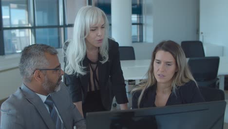 Leader-watching-and-discussing-presentation-with-her-team