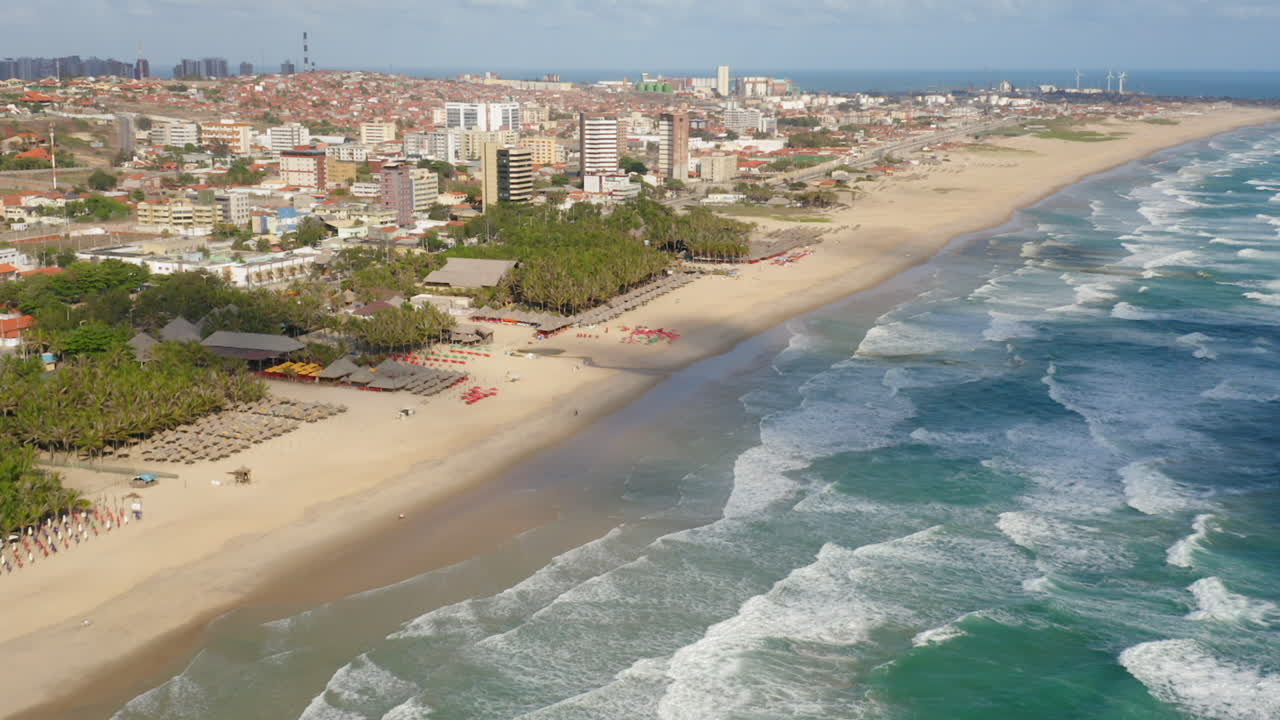 vista aérea de la playa, las palmeras y la ciudad alrededor, praia do futuro, ceara, brasil