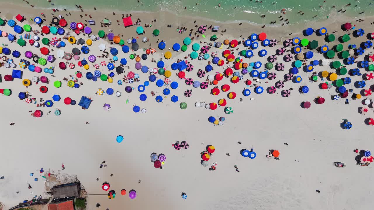 Luftfoto ovenfra af strand med Røde Kors-skilt for førstehjælp på Praia Grande-stranden, Arraial do Cabo, Rio de Janeiro, Brasilien