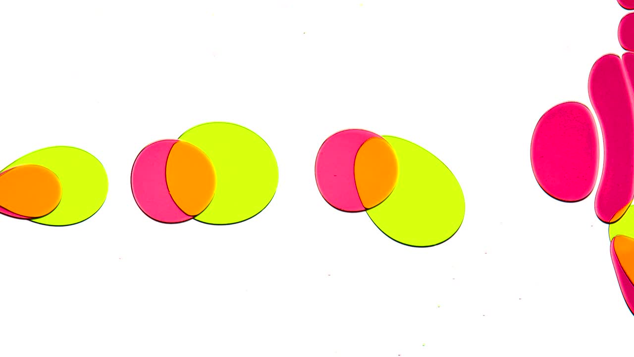 밝은 거품의 점진적인 움직임