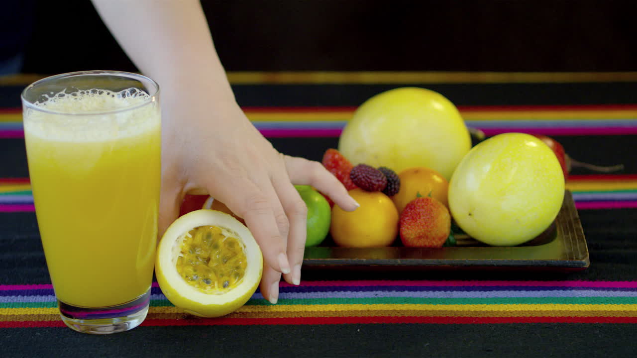 Frutas frescas y un vaso de jugo de maracuyá