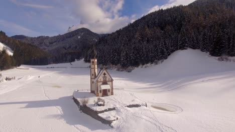 antena: iglesia con nieve en dolomitas en italia