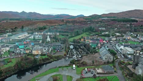 dron temprano en la mañana de otoño nieve en el anillo de kerry irlanda pueblo turístico salvaje atlántico camino