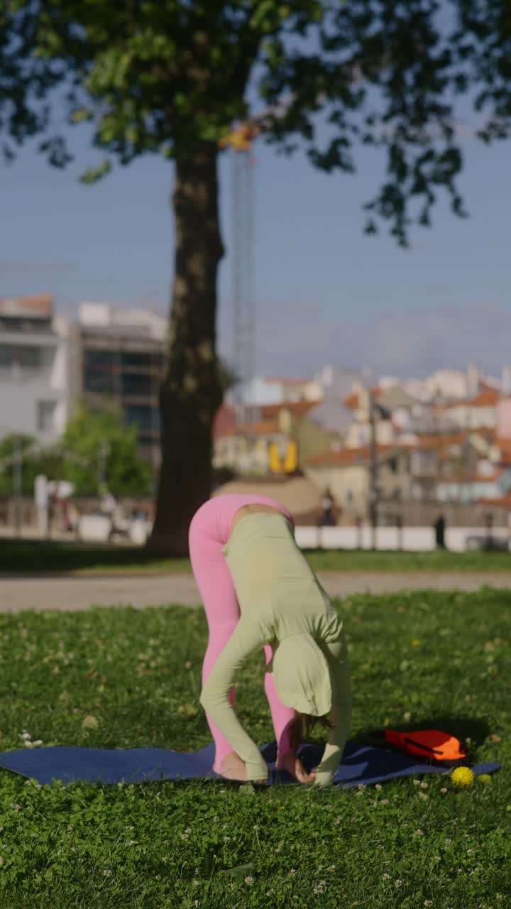 mujer practicando yoga en un parque