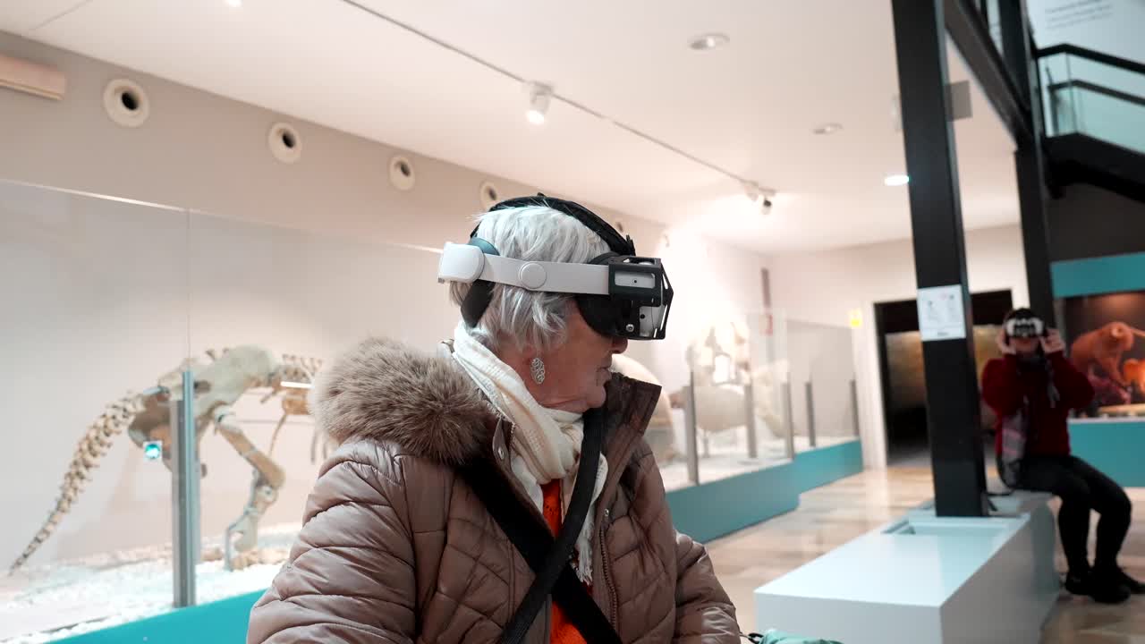 Donna anziana che indossa un visore VR in un museo