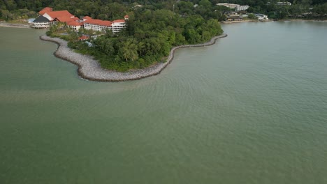 Vista-Aérea-Nocturna-De-La-Tranquila-Playa-Central-De-Santubong-Y-El-Pueblo-Cultural-De-Sarawak,-Borneo