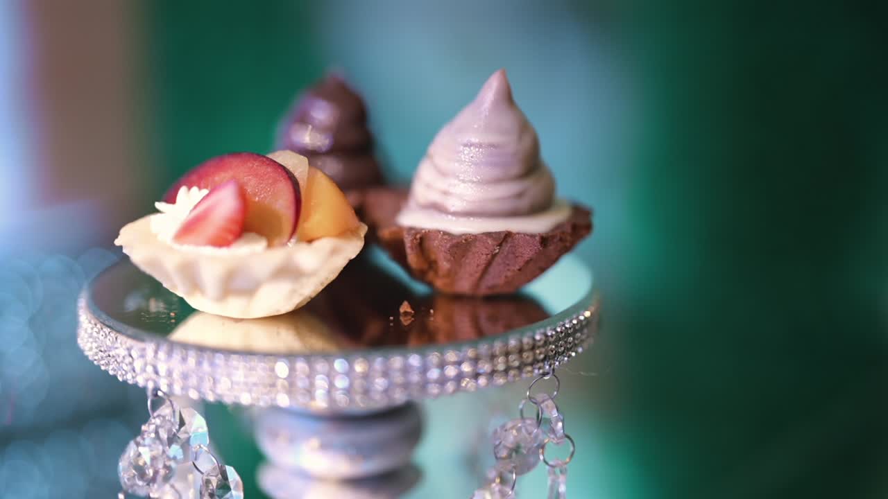 Dessert gourmet. Confetteria al cioccolato durante un evento nuziale. Zoom indietro