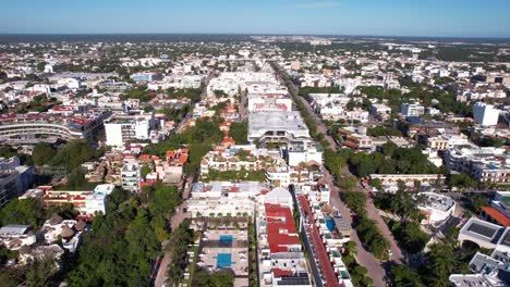 Vista-Aérea-De-Playa-Del-Carmen,-México,-Ciudad-Turística-En-La-Costa-Del-Mar-Caribe