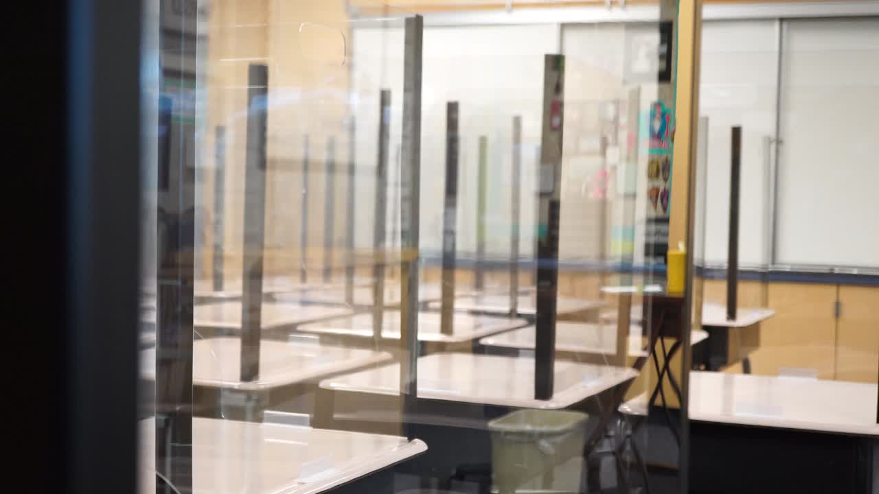 plexiglas en el escritorio de la escuela primaria dentro de la clase para covid