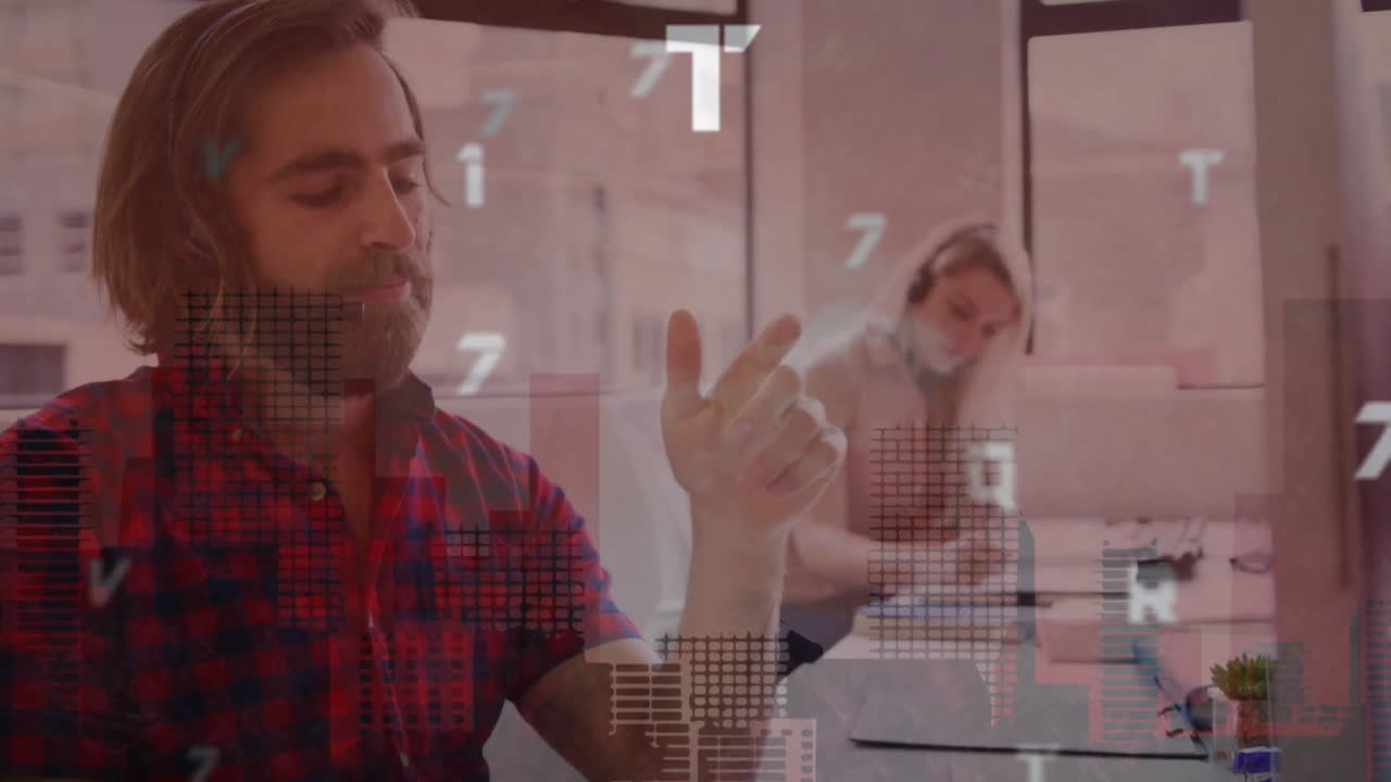 animación de números y letras cambiantes, edificios modernos, hombre caucásico hablando en video llamada
