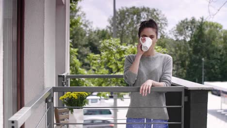 Mujer-Joven-Bebiendo-Café-O-Té-Por-La-Mañana-En-El-Balcón.