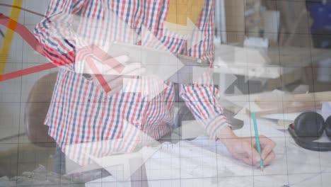 varias flechas blancas con un gráfico rojo moviéndose contra el hombre usando una tablilla gráfica y escribiendo en un papel